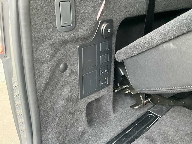 2018 land rover discovery victorinox personenauto - afbeelding 17 van  31