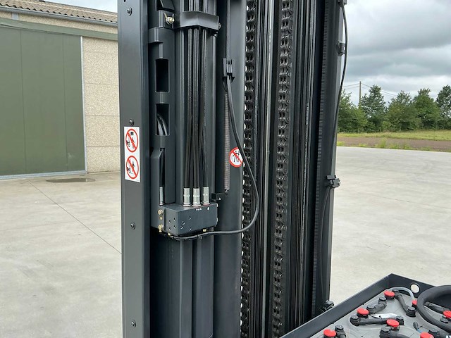 2018 linde r16-01 reach truck met nieuwe 2023 accu - afbeelding 35 van  49