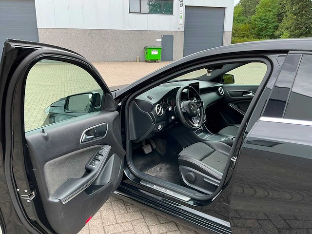 2018 mercedes-benz a180 personenauto - afbeelding 1 van  3