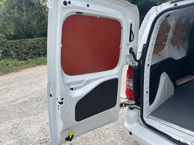 2018 peugeot partner lichte vracht - 3 pers - airco - trekhaak - afbeelding 6 van  32