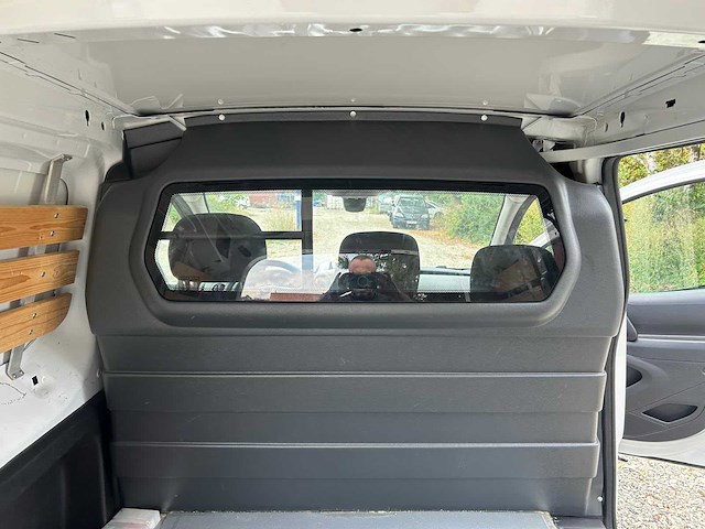 2018 peugeot partner lichte vracht - 3 pers - airco - trekhaak - afbeelding 8 van  32