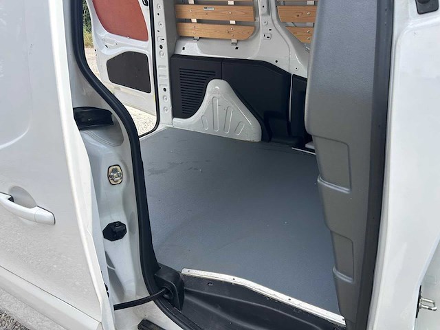 2018 peugeot partner lichte vracht - 3 pers - airco - trekhaak - afbeelding 9 van  32