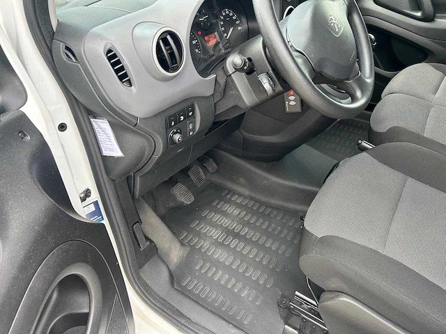 2018 peugeot partner lichte vracht - 3 pers - airco - trekhaak - afbeelding 13 van  32