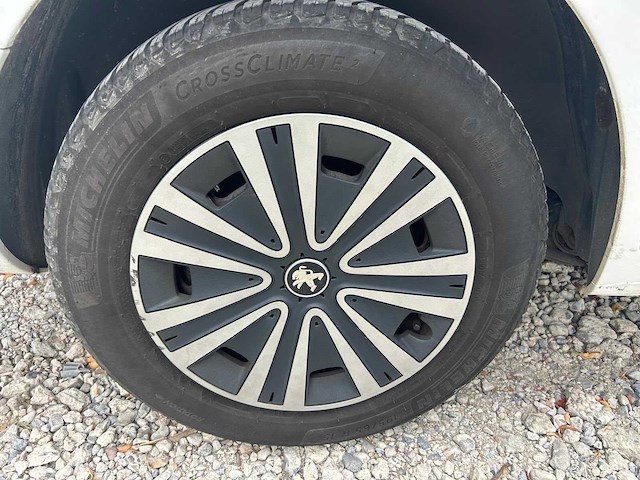 2018 peugeot partner lichte vracht - 3 pers - airco - trekhaak - afbeelding 30 van  32