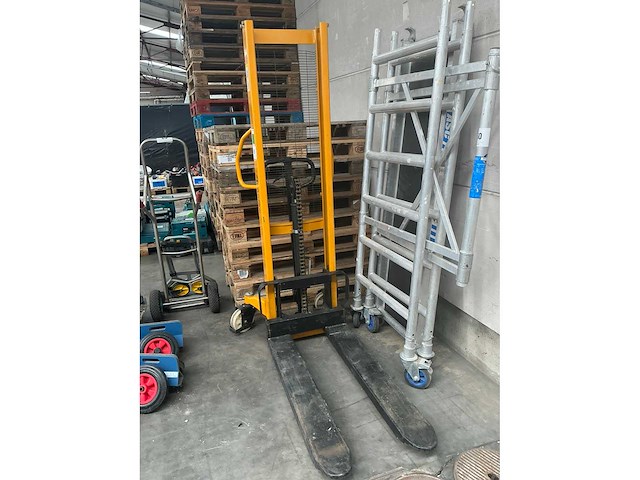 2020 manutan a170153 hand hydraulische palletwagen - afbeelding 4 van  5