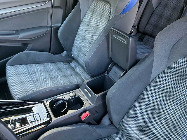 2022 volkswagen golf 8 gte sedan (hatchback) - afbeelding 2 van  4