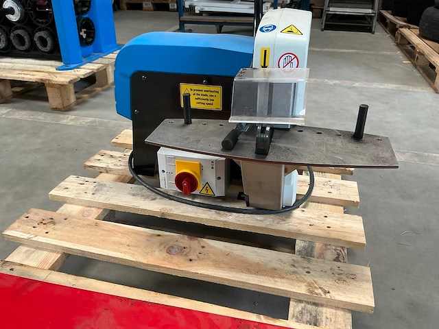2023 finn-power cm3020 slangen afkortmachine - afbeelding 1 van  8