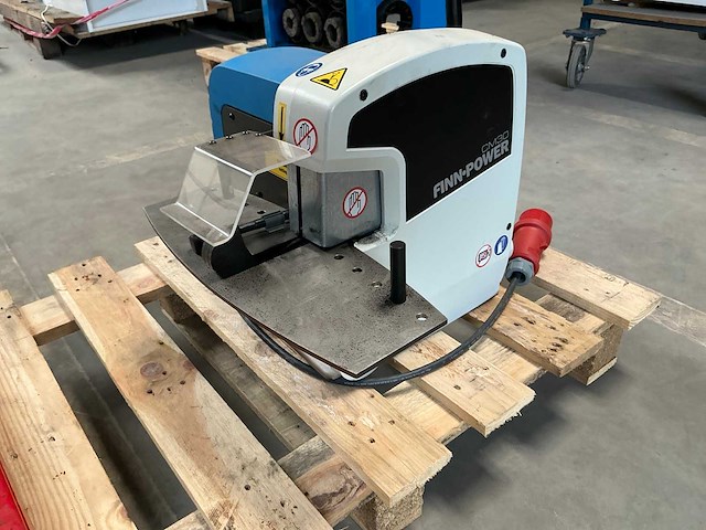 2023 finn-power cm3020 slangen afkortmachine - afbeelding 3 van  8