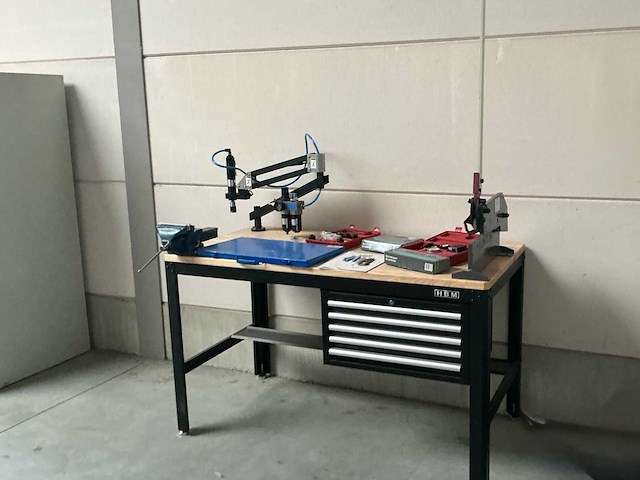 2023 hbm diverse metaalbewerkingen, werkbank met taparm voor schroefdraad te trekken. - afbeelding 7 van  8