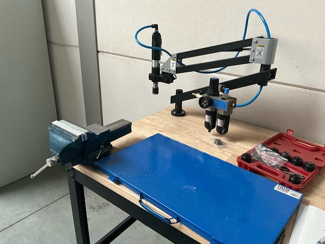 2023 hbm diverse metaalbewerkingen, werkbank met taparm voor schroefdraad te trekken. - afbeelding 4 van  8