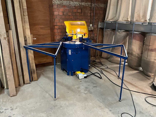 2023 itaca crimping machine hoekenpers voor ramen in aluminium - afbeelding 1 van  16