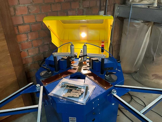 2023 itaca crimping machine hoekenpers voor ramen in aluminium - afbeelding 11 van  16