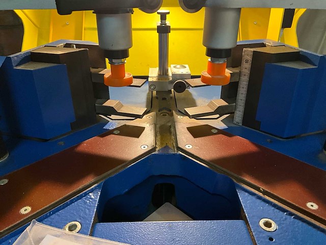 2023 itaca crimping machine hoekenpers voor ramen in aluminium - afbeelding 12 van  16