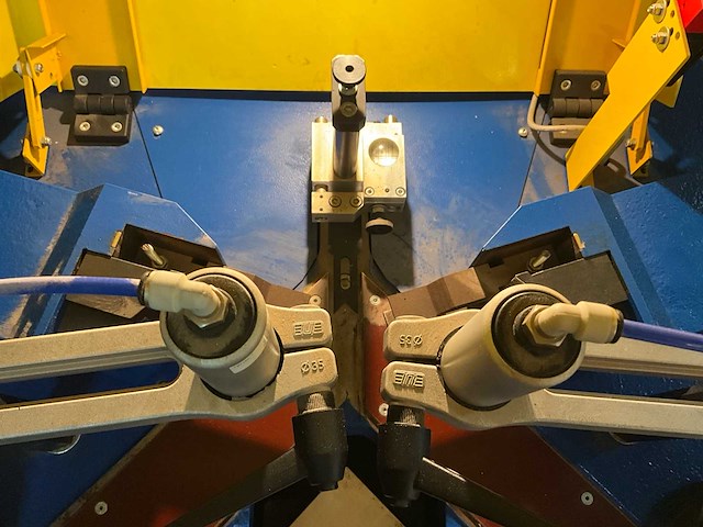 2023 itaca crimping machine hoekenpers voor ramen in aluminium - afbeelding 16 van  16