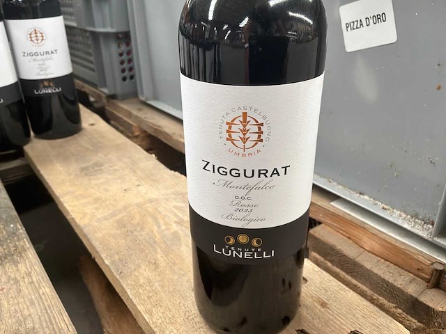2023 ziggurat montefalco lunelli rode wijn (5x) - afbeelding 2 van  4