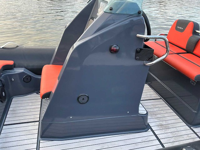 2023 zodiac medline 6.80 console & vissersboten - afbeelding 21 van  22