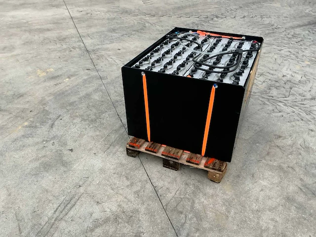 2024 battery supplies 80v accu 5pzs625b24s uit linde e25-02 h2x336 met automatische vulling - afbeelding 10 van  14