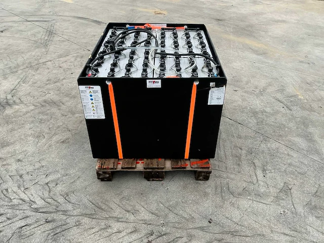 2024 battery supplies 80v accu 5pzs625b24s uit linde e25-02 h2x336 met automatische vulling - afbeelding 12 van  14