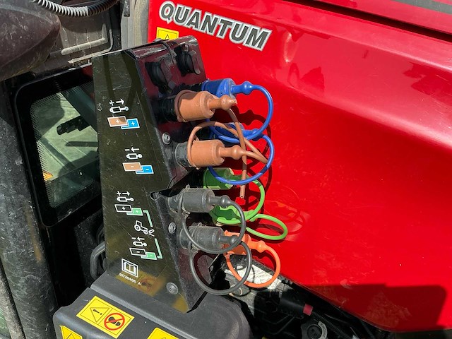 2024 case quantum 100f smalspoor- en compacttractor - afbeelding 8 van  29