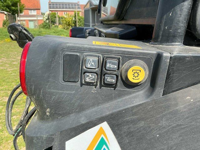 2024 case quantum 100f smalspoor- en compacttractor - afbeelding 9 van  29