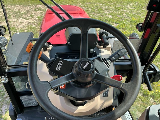 2024 case quantum 100f smalspoor- en compacttractor - afbeelding 18 van  29