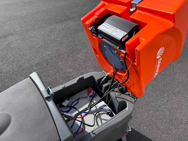 2024 daewoo dafr70 vloerreiniger / zitschrobmachine - afbeelding 3 van  13
