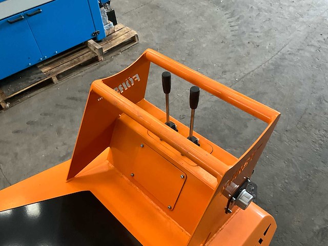 2024 först tr8d - rups-houtversnipperaar - afbeelding 3 van  24