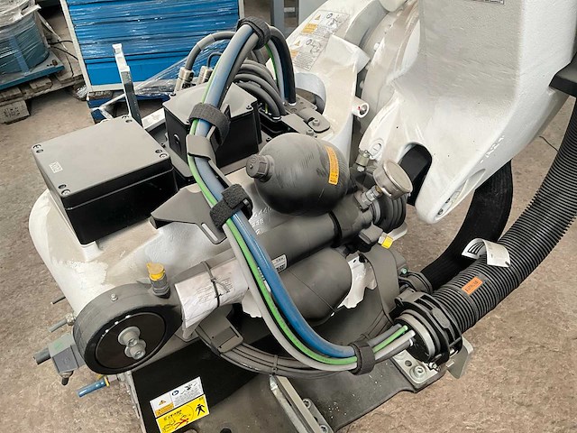 2024 kuka quantec-2 kr 210 r2700 industriële robot - afbeelding 15 van  18
