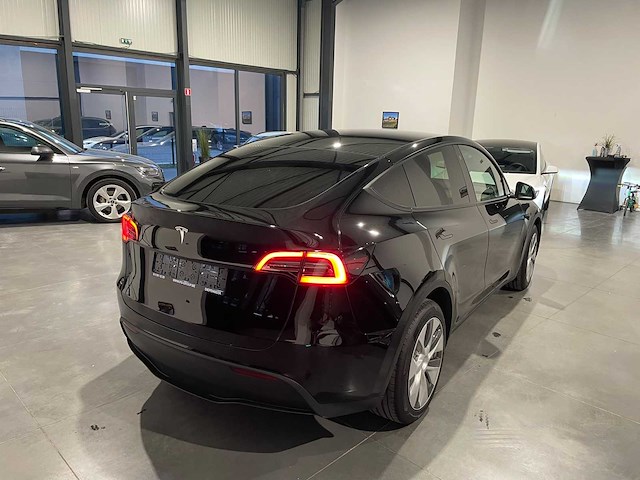2024 tesla model y long dual range personenauto - afbeelding 16 van  17
