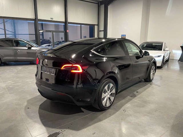 2024 tesla model y long dual range personenauto - afbeelding 14 van  17