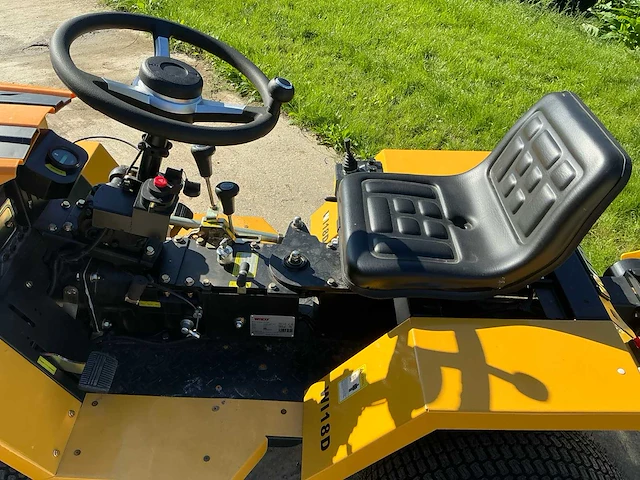 2025 yarmax 195fc wi18d 18hp turf 4x4 met klepelmaaier - minitractor - afbeelding 4 van  26