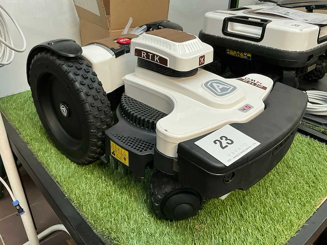 2025 zuchetti ambrogio 4.0 elite 4wd rtk robotmaaier - afbeelding 1 van  7