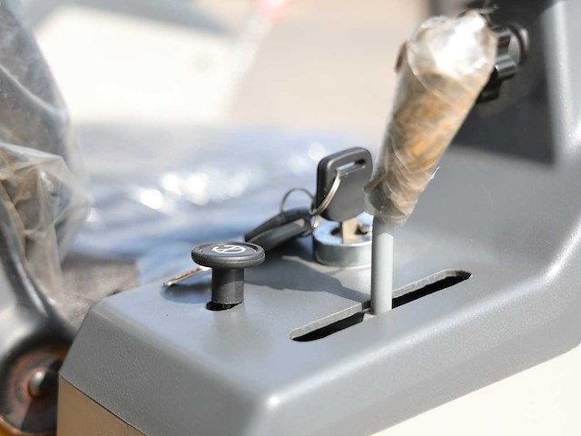 2026 huayee minigraafmachine - 1.800 kg – kubota 3-cilinder – knikarm – snelwissel – 2 bakken - afbeelding 10 van  15