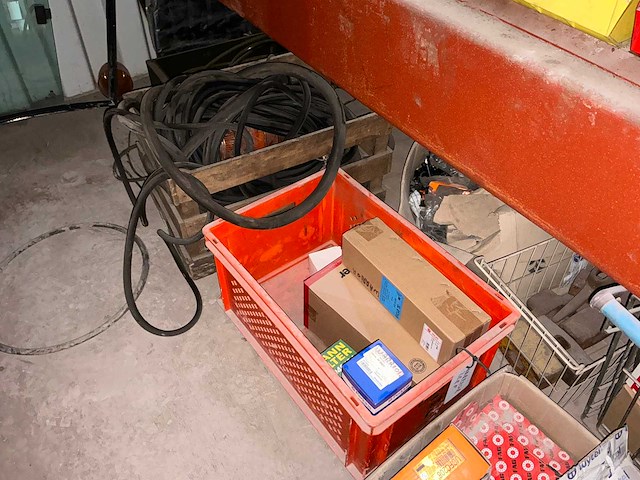 20ft opslagcontainer met inhoud - afbeelding 2 van  18