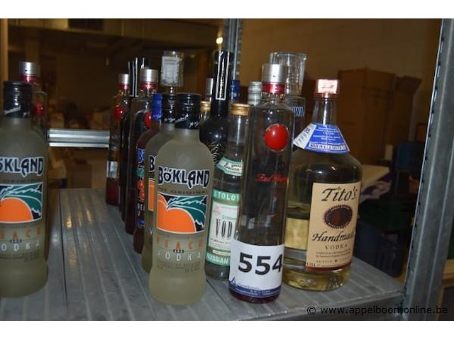 20x fles sterke drank, wo. bökland peach vodka liqueur 70cl, stolichnaya vodka 70cl, ciroc red berry vodka 70cl, tito's handmade vodka 1.75l, smirnoff vodka - afbeelding 1 van  5