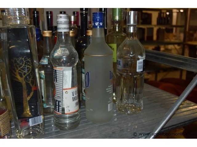 20x fles sterke drank, wo. bökland peach vodka liqueur 70cl, stolichnaya vodka 70cl, ciroc red berry vodka 70cl, tito's handmade vodka 1.75l, smirnoff vodka - afbeelding 4 van  5