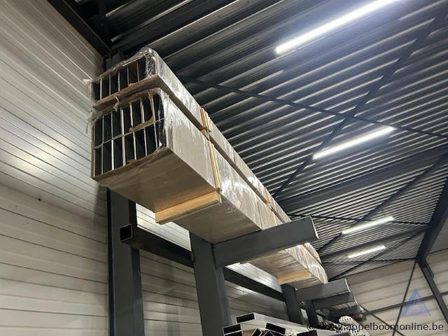 21 aluminium kokers, afmetingen 200 x 65 x 3 mm, lengte 6000mm - afbeelding 1 van  2