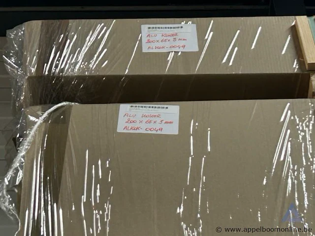 21 aluminium kokers, afmetingen 200 x 65 x 3 mm, lengte 6000mm - afbeelding 2 van  2