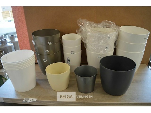 ±21 div maten plastieken bloempotten - afbeelding 1 van  5