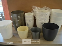 ±21 div maten plastieken bloempotten - afbeelding 1 van  5