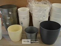 ±21 div maten plastieken bloempotten - afbeelding 3 van  5