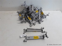 21 x klem voor bladnet 125mm licht grijs pvc regenafvoer - afbeelding 1 van  2