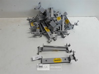 21 x klem voor bladnet 125mm licht grijs pvc regenafvoer - afbeelding 1 van  3