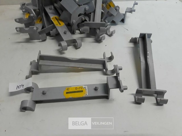 21 x klem voor bladnet 125mm licht grijs pvc regenafvoer - afbeelding 3 van  3