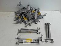 21 x klem voor bladnet 125mm licht grijs pvc regenafvoer - afbeelding 1 van  3