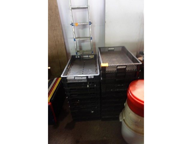 21 zwarte platte stapelbakken - afbeelding 1 van  2