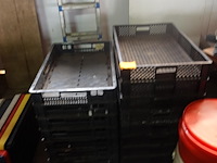 21 zwarte platte stapelbakken - afbeelding 1 van  2