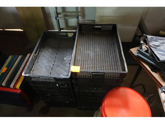 21 zwarte platte stapelbakken - afbeelding 2 van  2