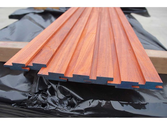 21,53 m² padouk gevelbekleding - afbeelding 1 van  5