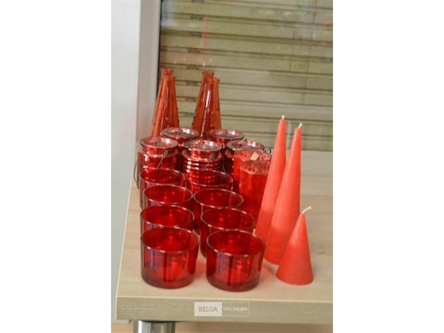 ±22 div decoratie; theelichtjes, vaasjes en kaarsjes - afbeelding 1 van  4